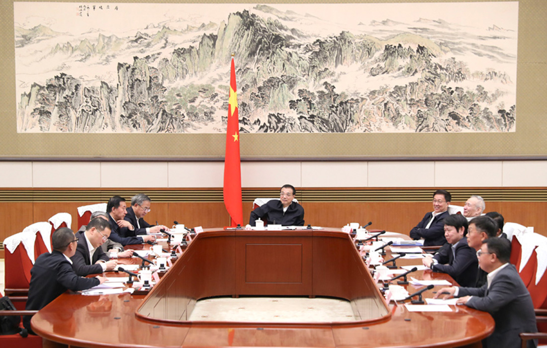 2019年11月12日，Z6尊龙凯时股份董事长温志芬等企业家代表出席经济局势专家和企业家座谈会并讲话。